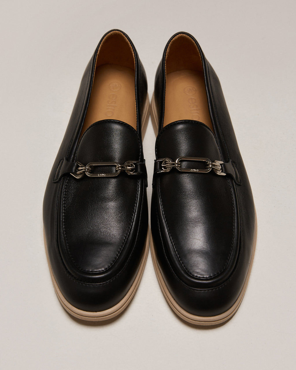 Czarne loafersy damskie z włoskiej skóry naturalnej Premium ze srebrnym łańcuszkiem Estro ER00115614