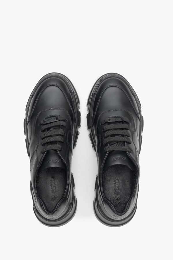 Damskie, skórzane sneakersy Estro ze sznurowaniem - prezentacja modelu w kolorze czarnym z góry.