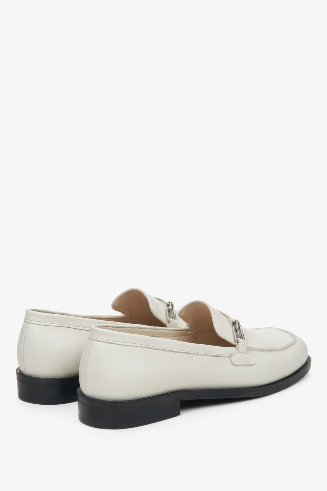 Damskie skórzane mokasyny w kolorze mleczno-beżowym Estro - zbliżenie na zapiętek i linię boczną butów.