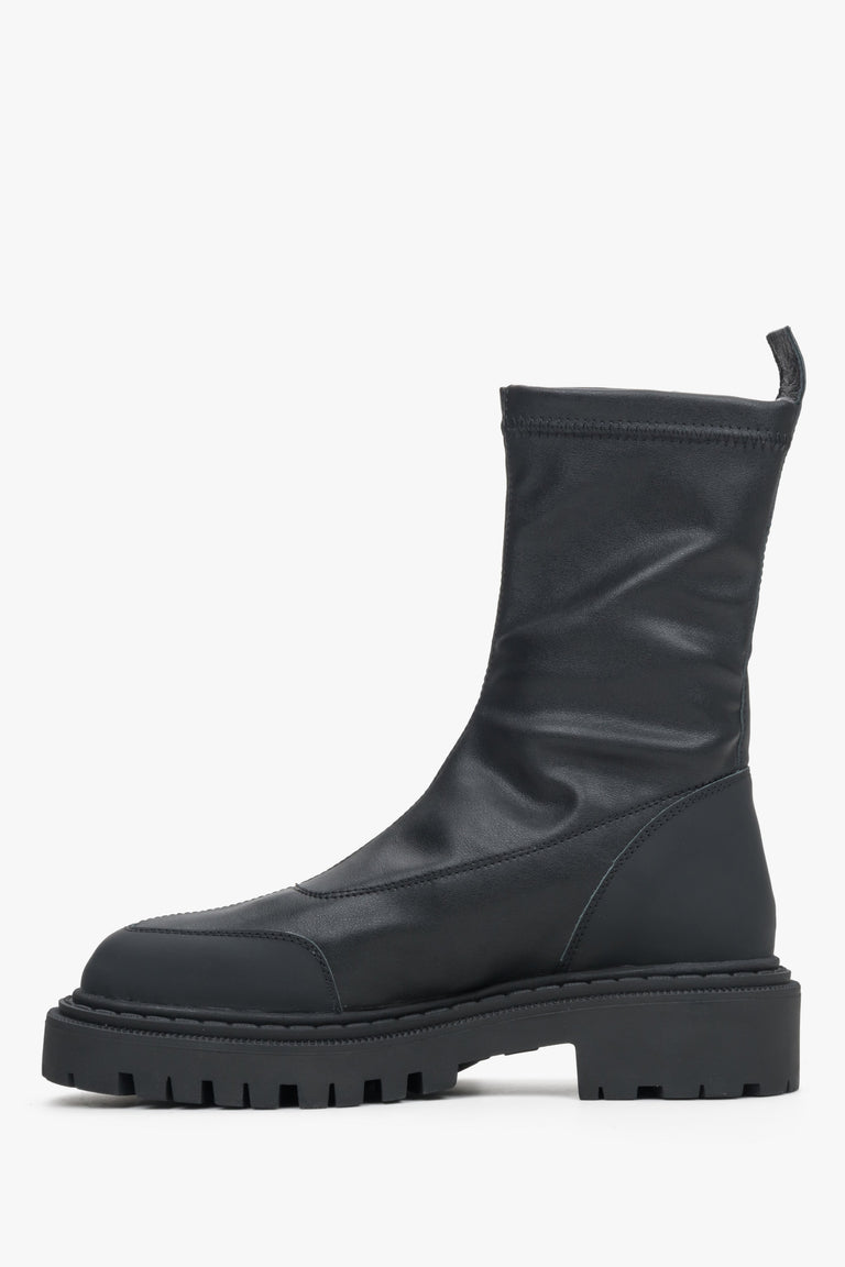 Wysokie botki damskie czarne z elastyczną cholewą Estro - profil butów.
