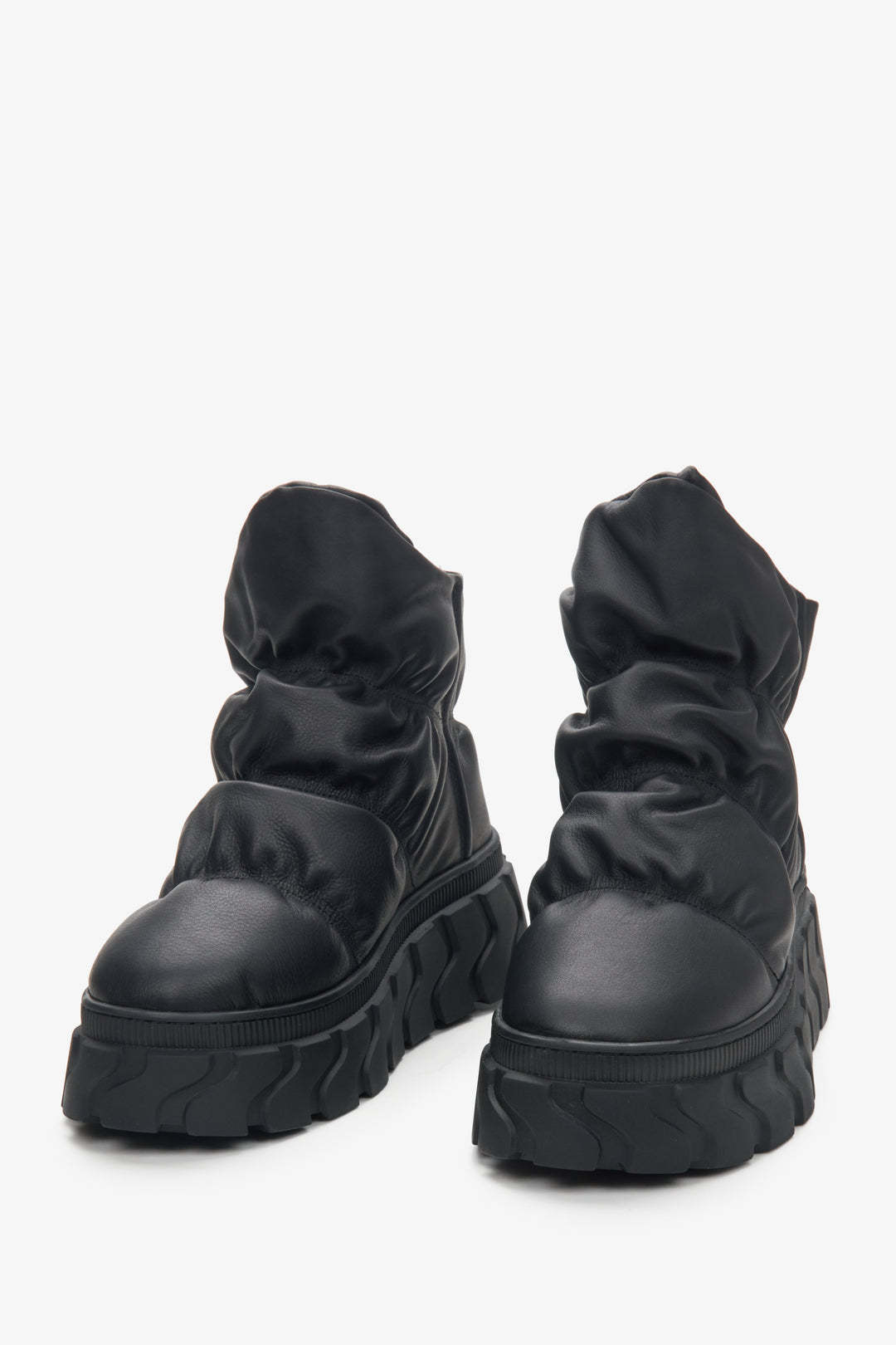 Skórzane śniegowce damskie czarne z puchowym wsadem Estro - zbliżenie na czubek buta.