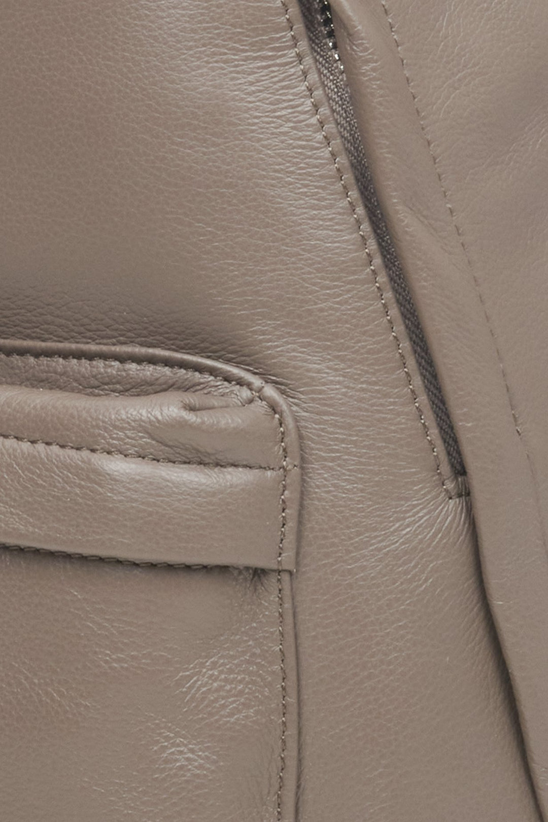Duży, szarobrązowy plecak damski ze skóry naturalnej Estro - zbliżenie na detale.