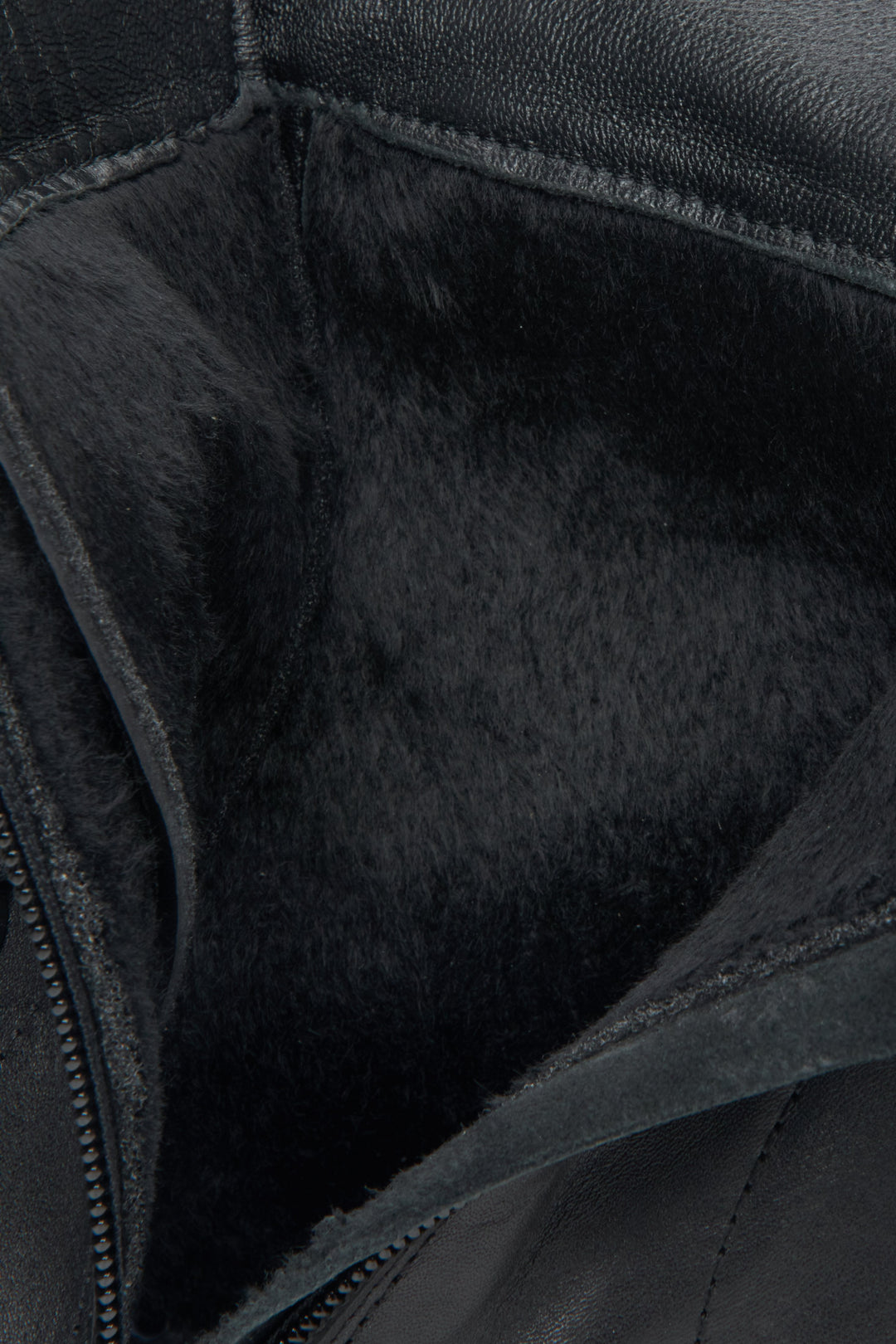 Damskie skórzane botki Estro w kolorze czarnym - zbliżenie na miękkie wypełnienie.