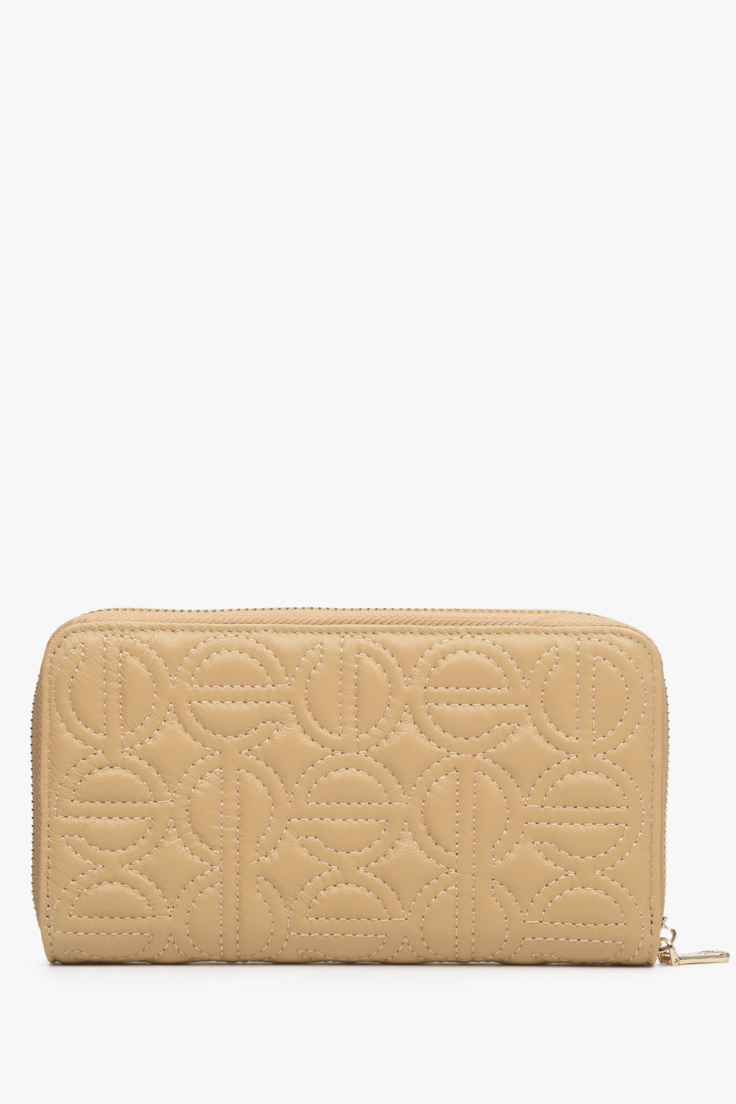 Beżowy, skórzany portfel damski z tłoczonym logo marki Estro.