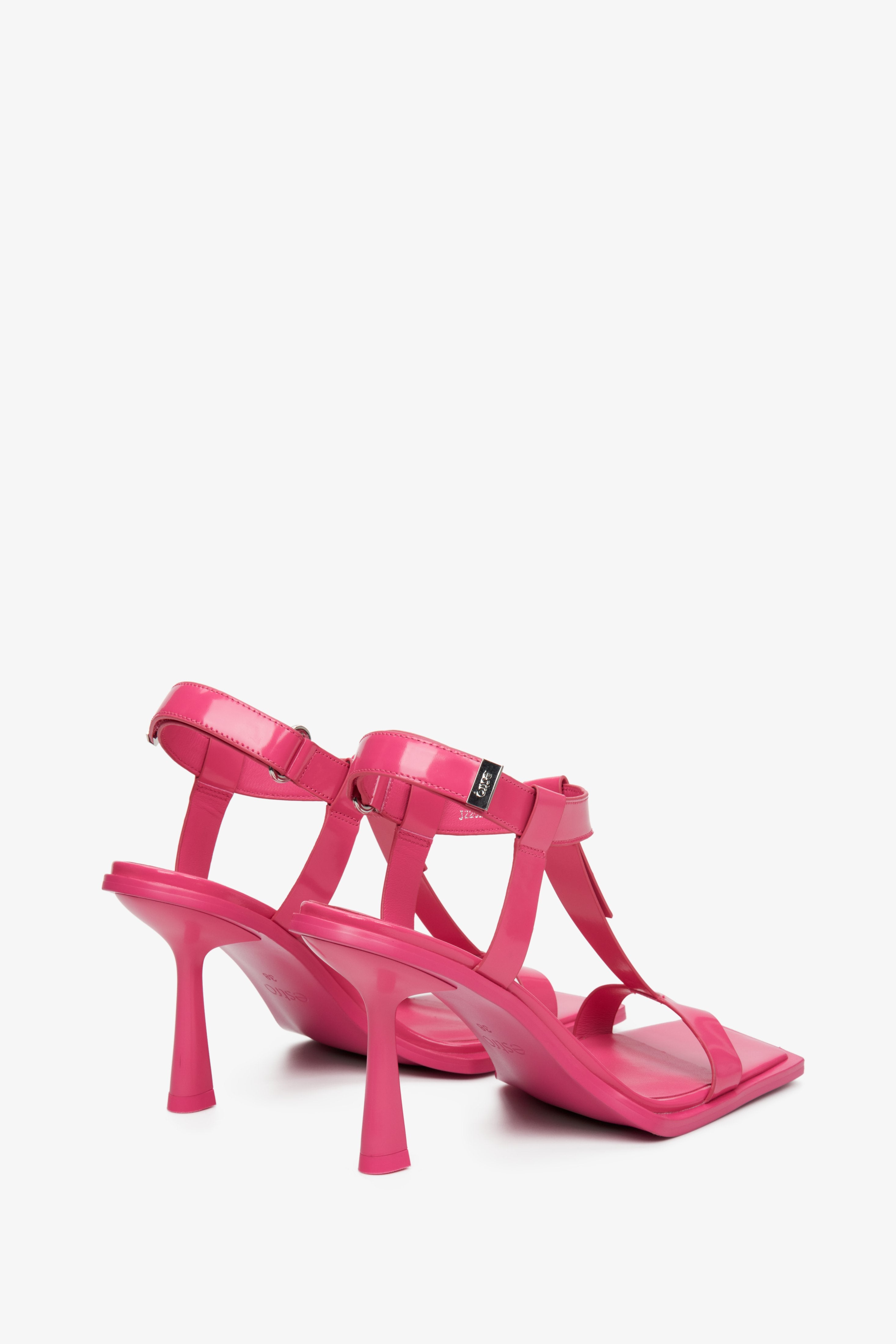 Damskie, różowe sandały Estro na szpilce - zbliżenie na obcas i linię boczną butów.