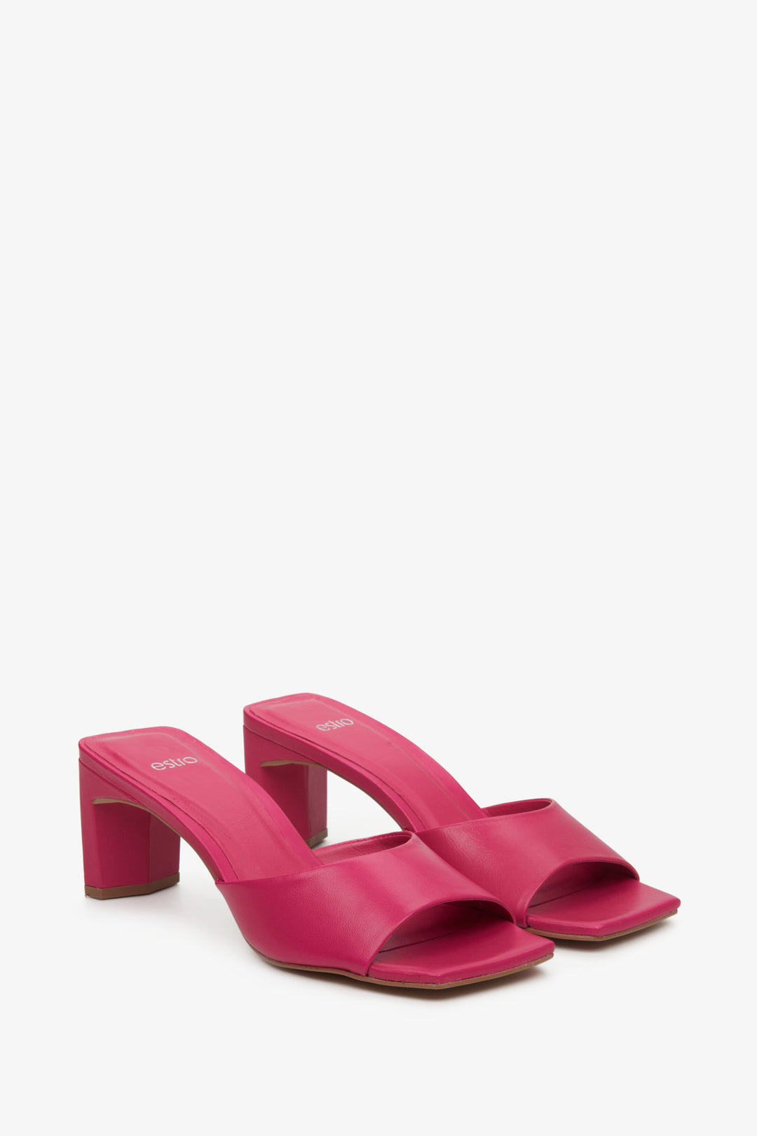 Skórzane, różowe klapki damskie na stabilnym słupku marki Estro - zbliżenie na czubek buta.