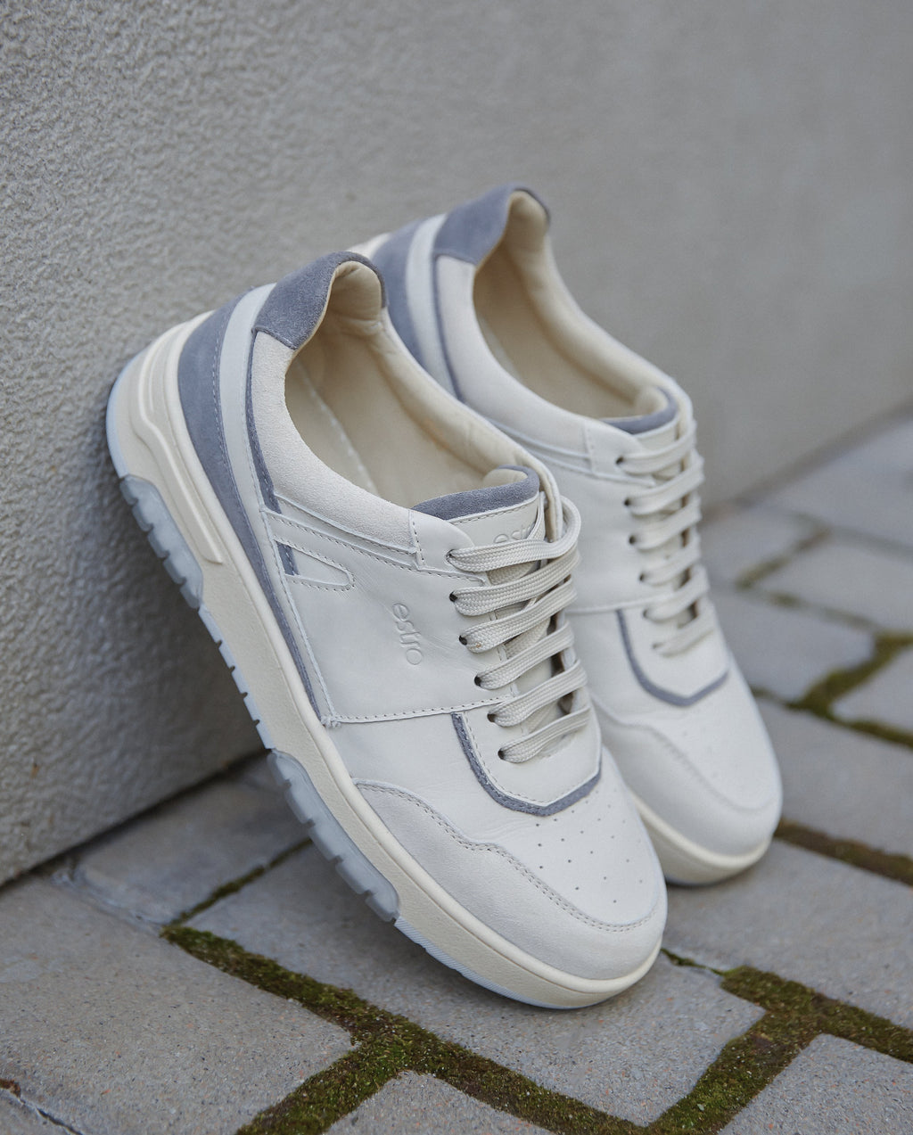 Niebiesko-białe sneakersy damskie z łączonych materiałów Estro ER00113300