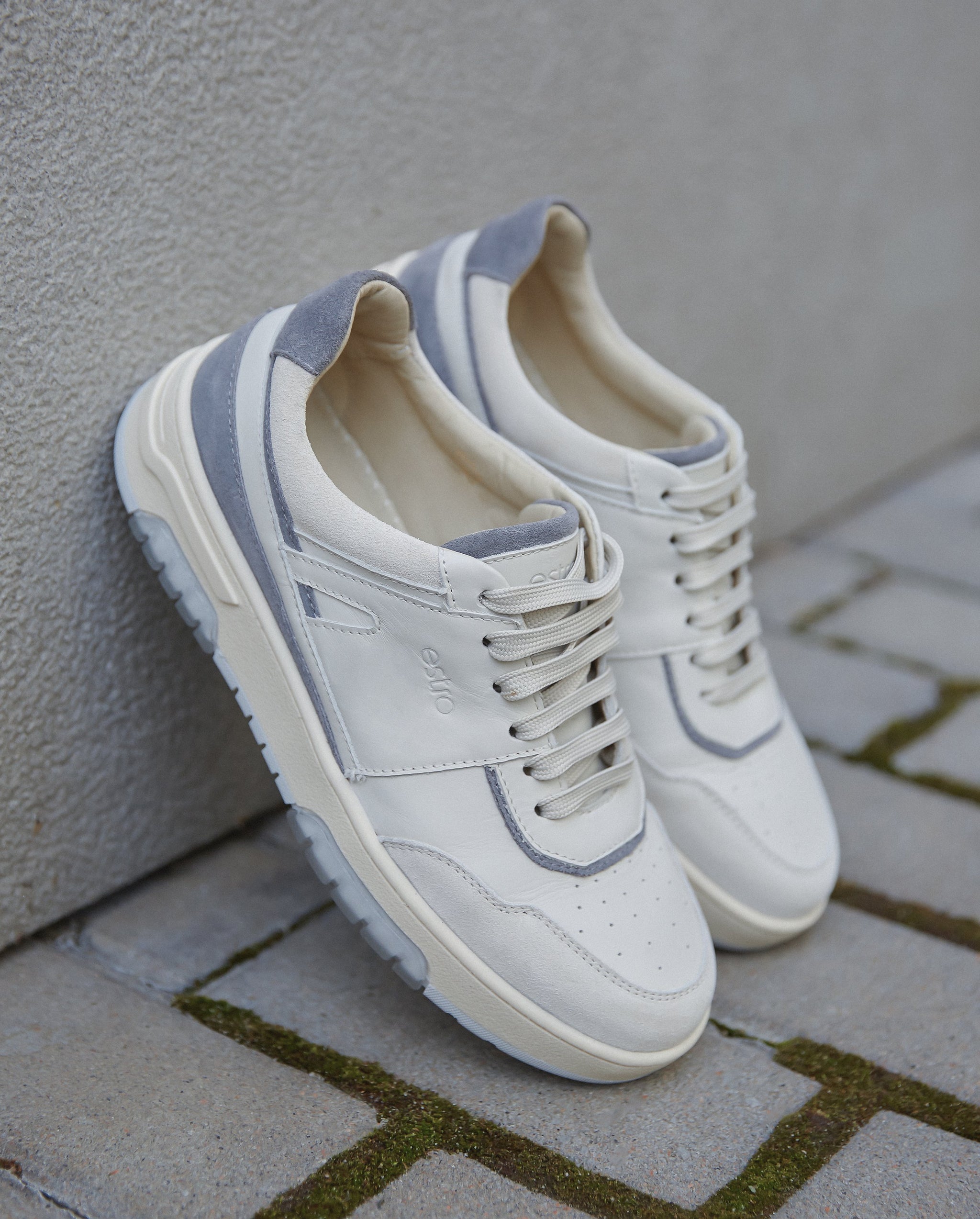 Niebiesko-białe sneakersy damskie z łączonych materiałów Estro ER00113300