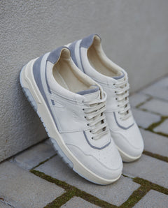 Niebiesko-białe sneakersy damskie z łączonych materiałów Estro ER00113300