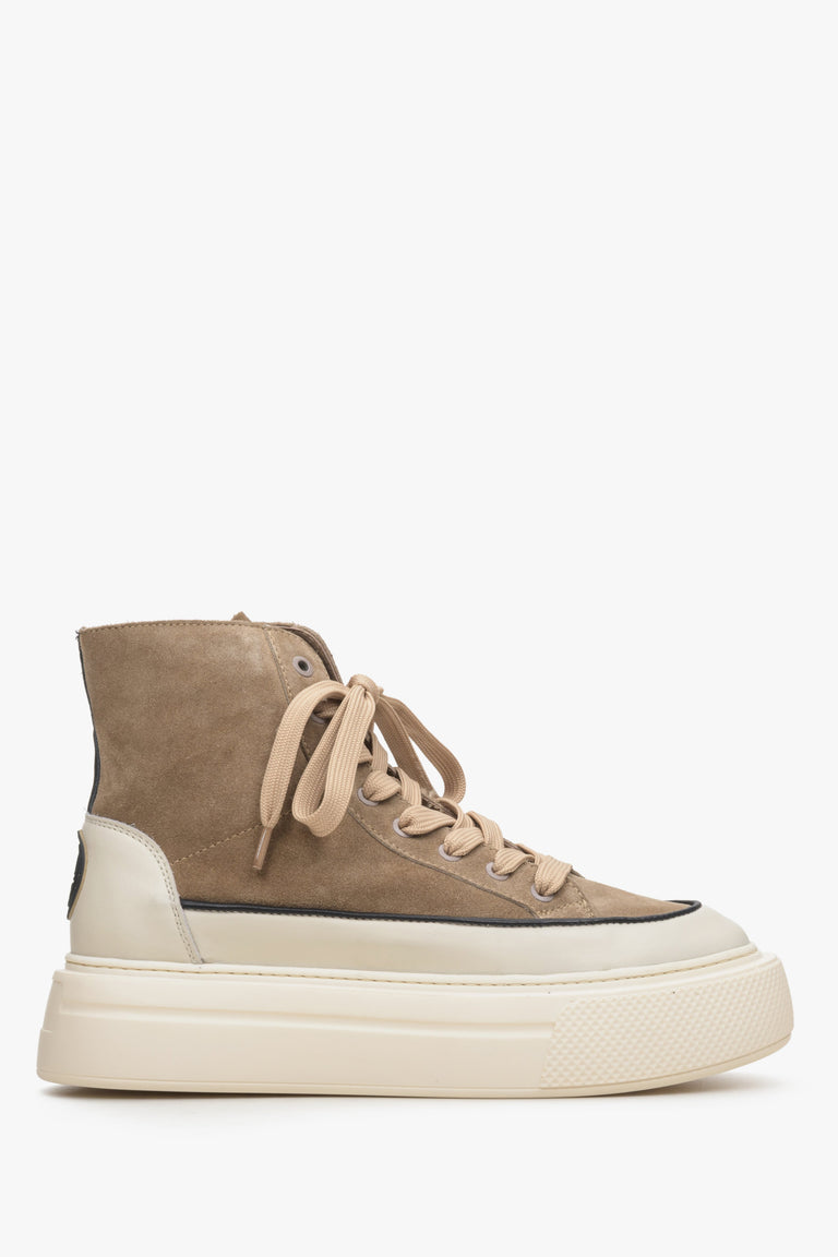 Miękkie, wysokie sneakersy damskie z weluru i skóry naturalnej w kolorze beżowo-brązowym marki Estro - profil buta.