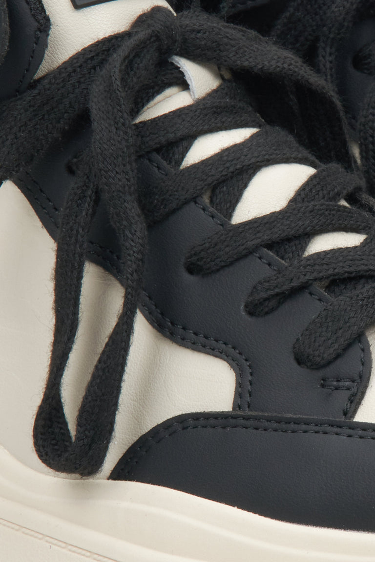Wysokie sneakersy damskie ze skóry naturalnej beżowo-czarne marki Estro - zbliżenie na detale.