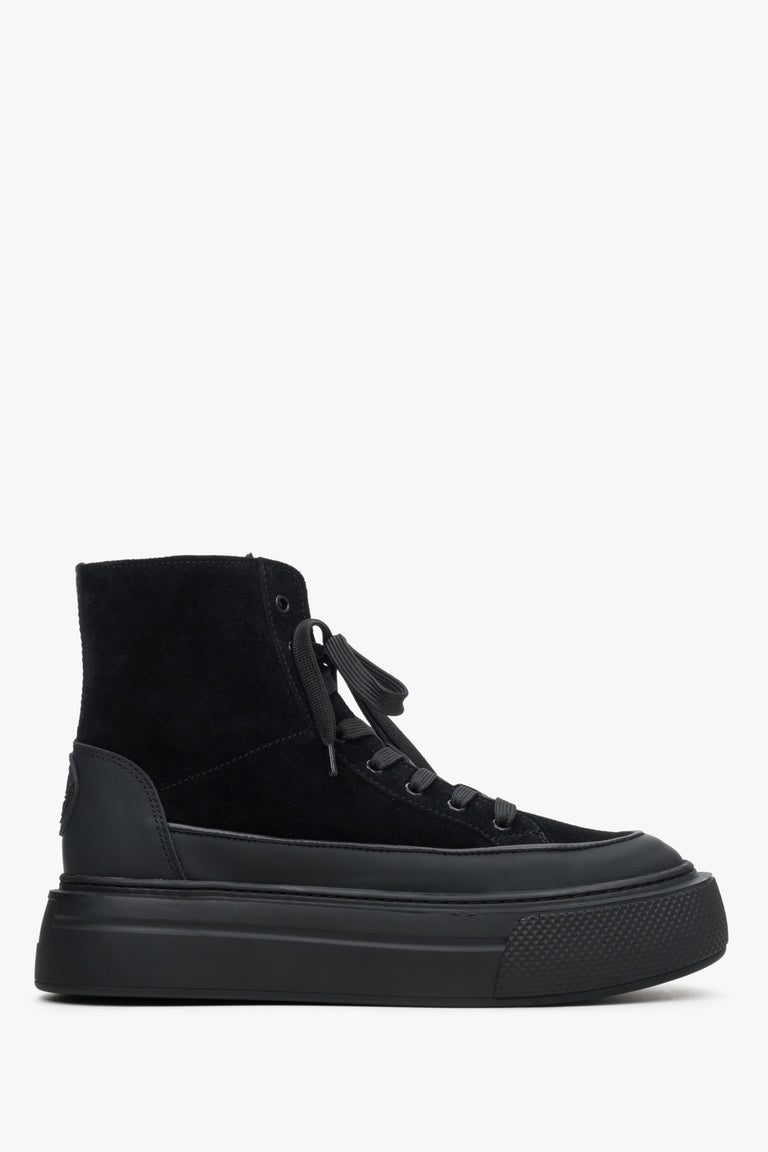 Miękkie, wysokie sneakersy damskie z weluru i skóry naturalnej w kolorze czarnym marki Estro - profil buta.
