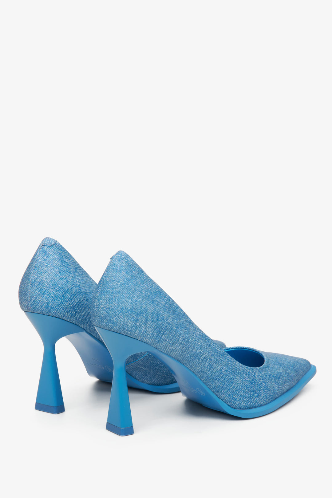 Jeansowe niebieskie szpilki damskie Estro - zbliżenie na obcas i linię boczną butów.