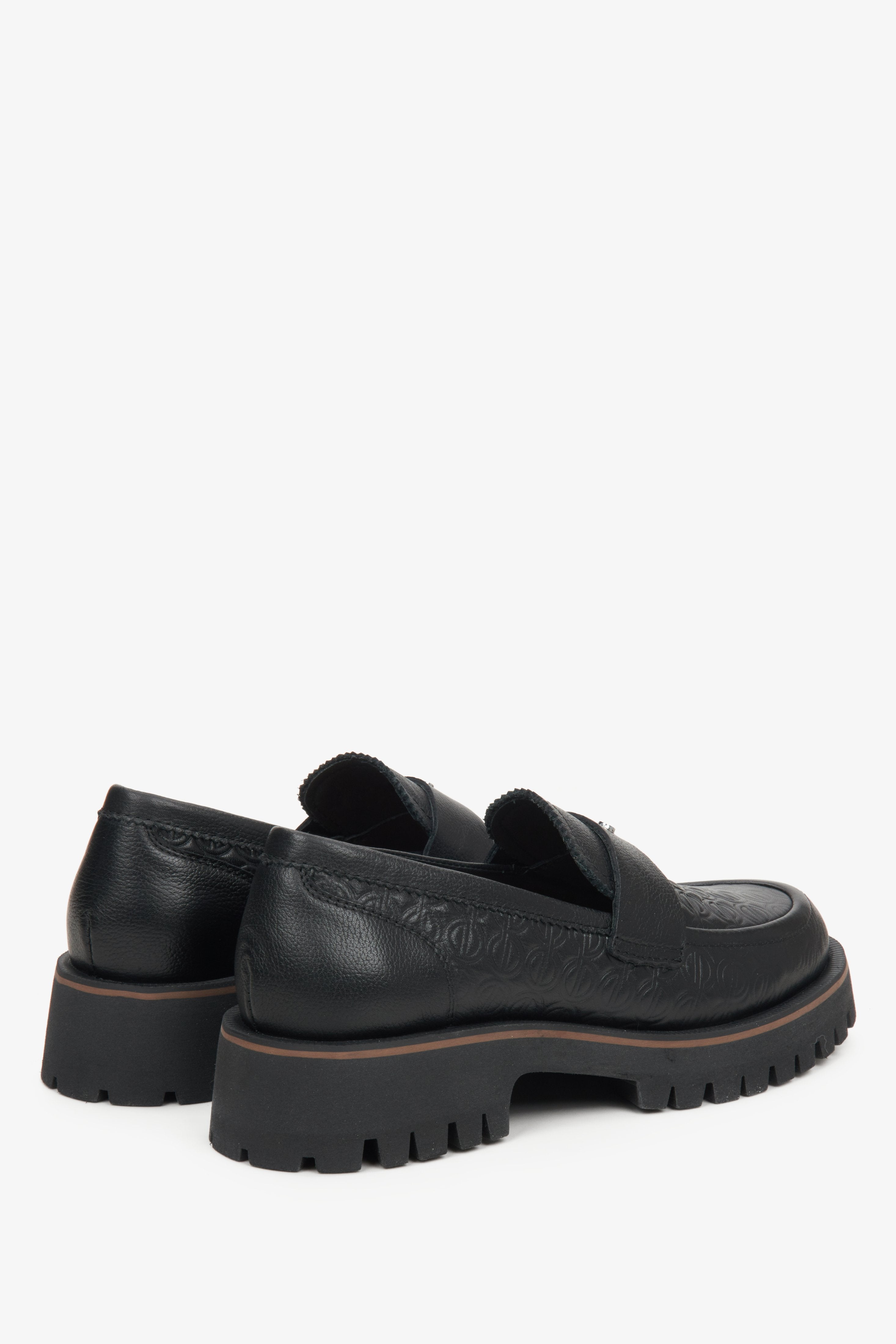Czarne skórzane loafersy damskie Estro - zbliżenie na zapiętek i linię boczną buta.