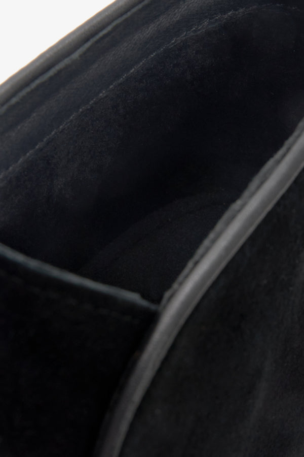 Welurowe, miękkie botki męskie w kolorze czarnym na jesień Estro - zbliżenie na wnętrze modelu.