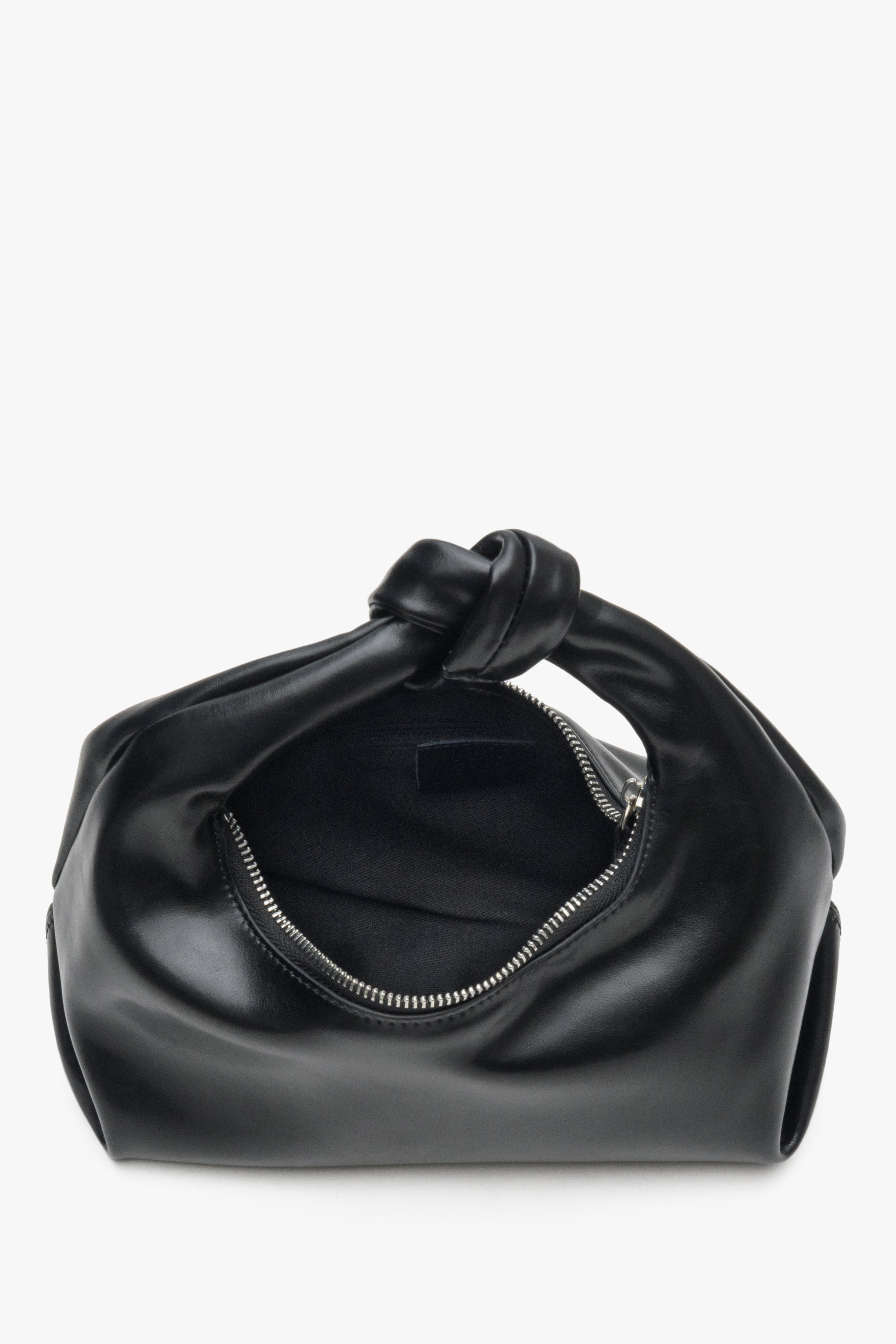 Mała wieczorowa torebka damska w kolorze czarnym Estro - zbliżenie na wnętrze modelu.