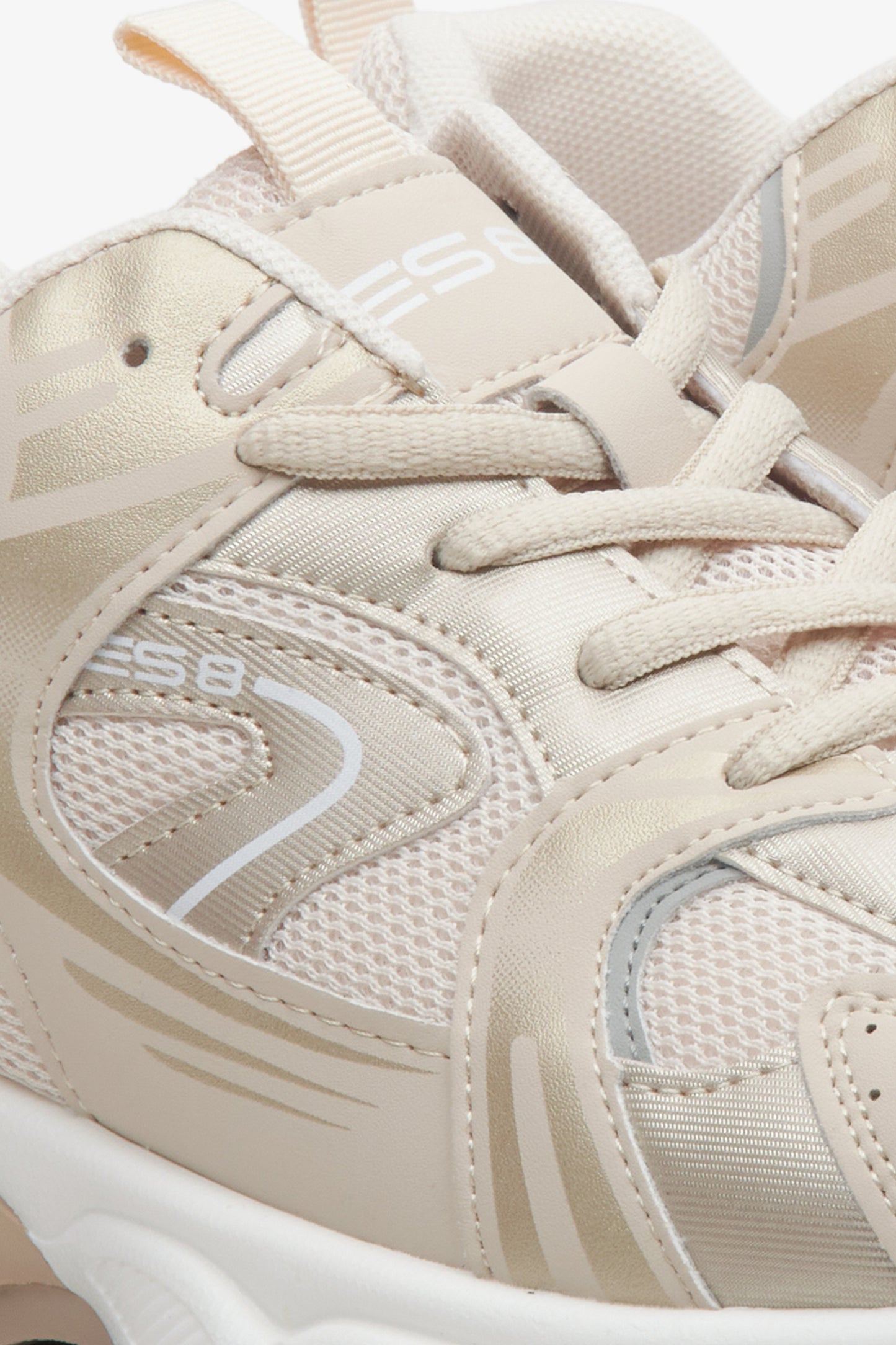 Beżowo-białe sneakersy damskie ze złotymi detalami ES 8 - zbliżenie na linię szwów.