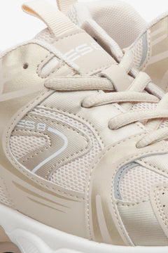 Beżowo-białe sneakersy damskie ze złotymi detalami ES 8 - zbliżenie na linię szwów.