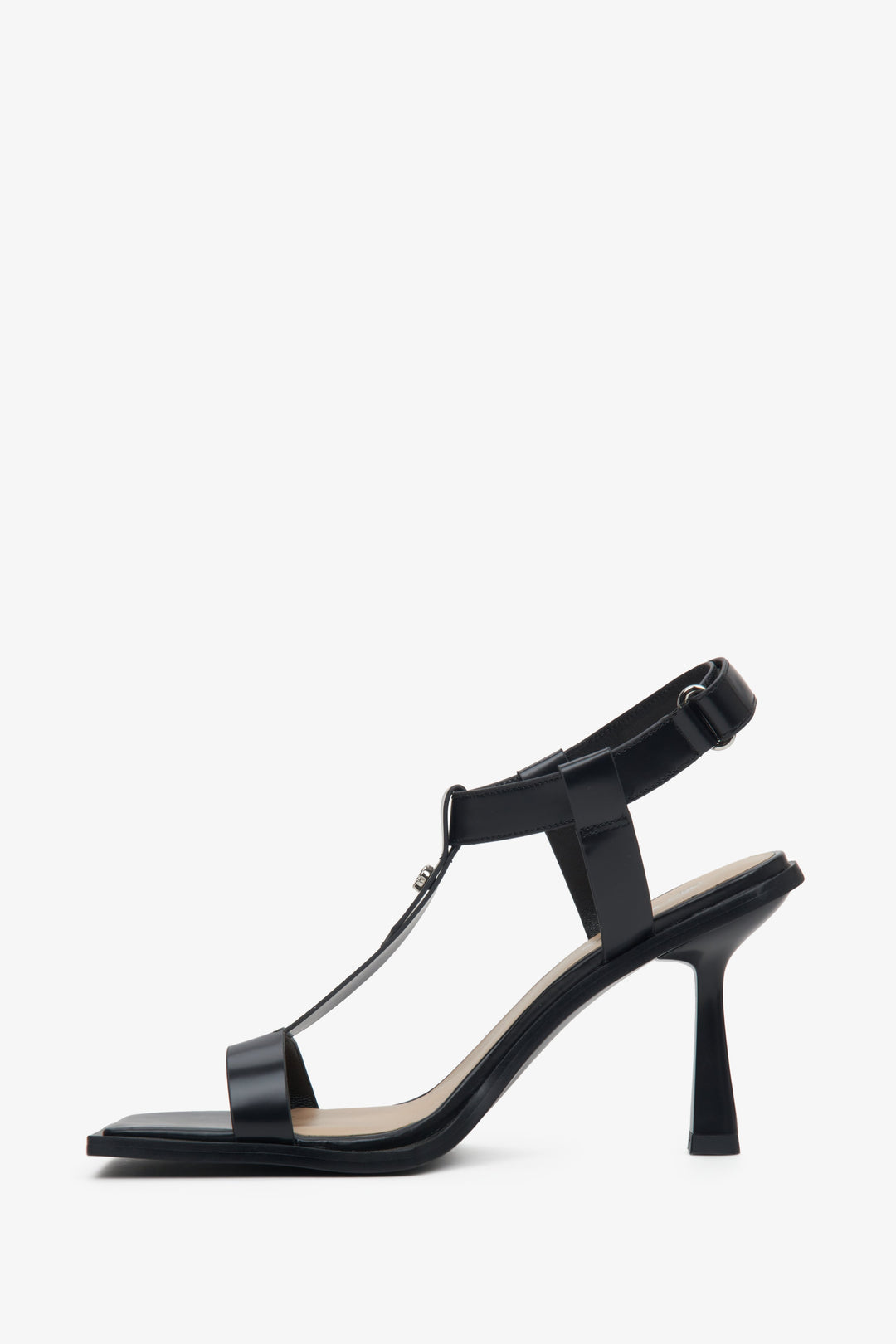 Damskie czarne sandały Estro ze skóry naturalnej zapinane na kostce - profil buta.