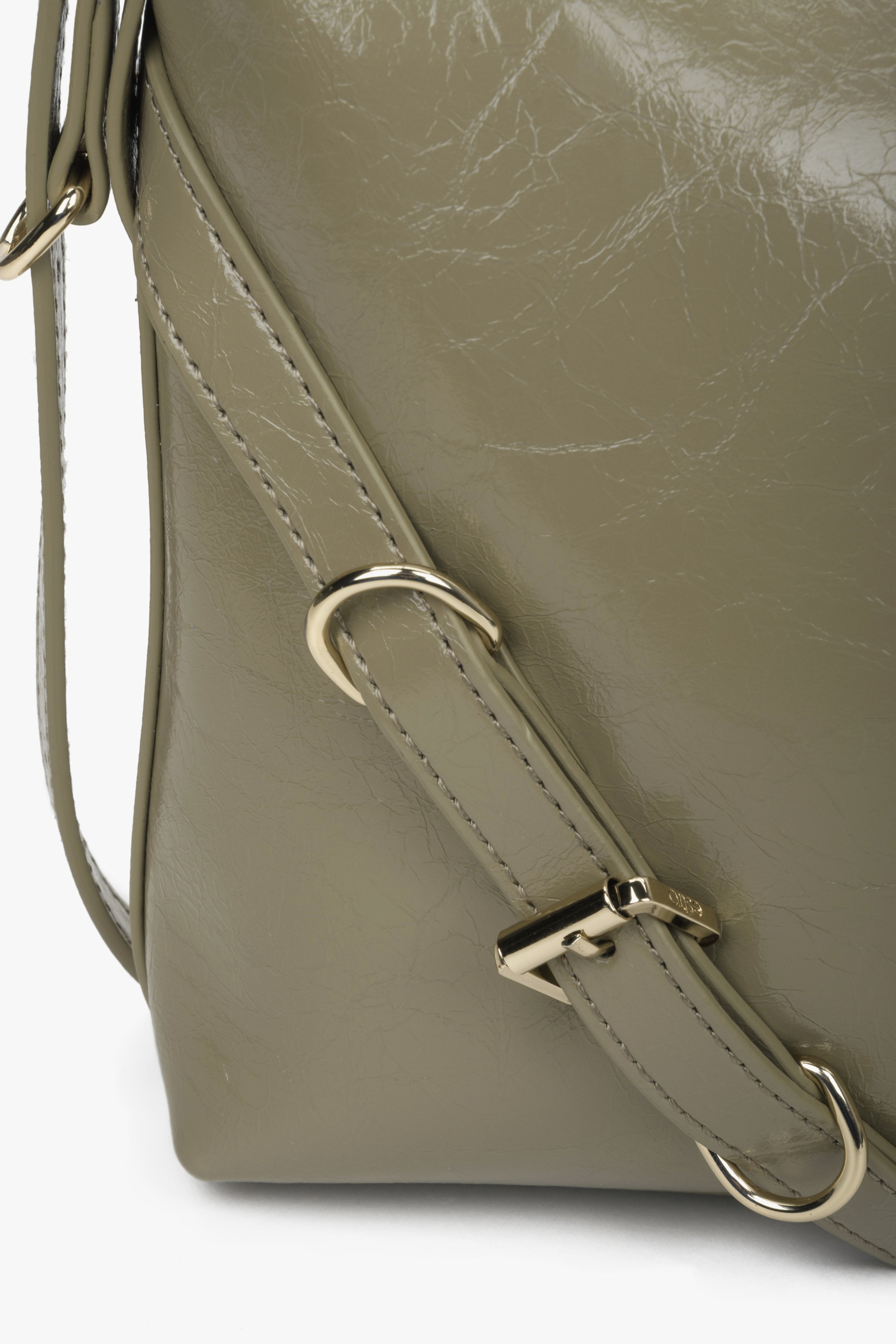 Skórzana torebka damska na ramię w kolorze oliwkowym Estro - zbliżenie na detal.