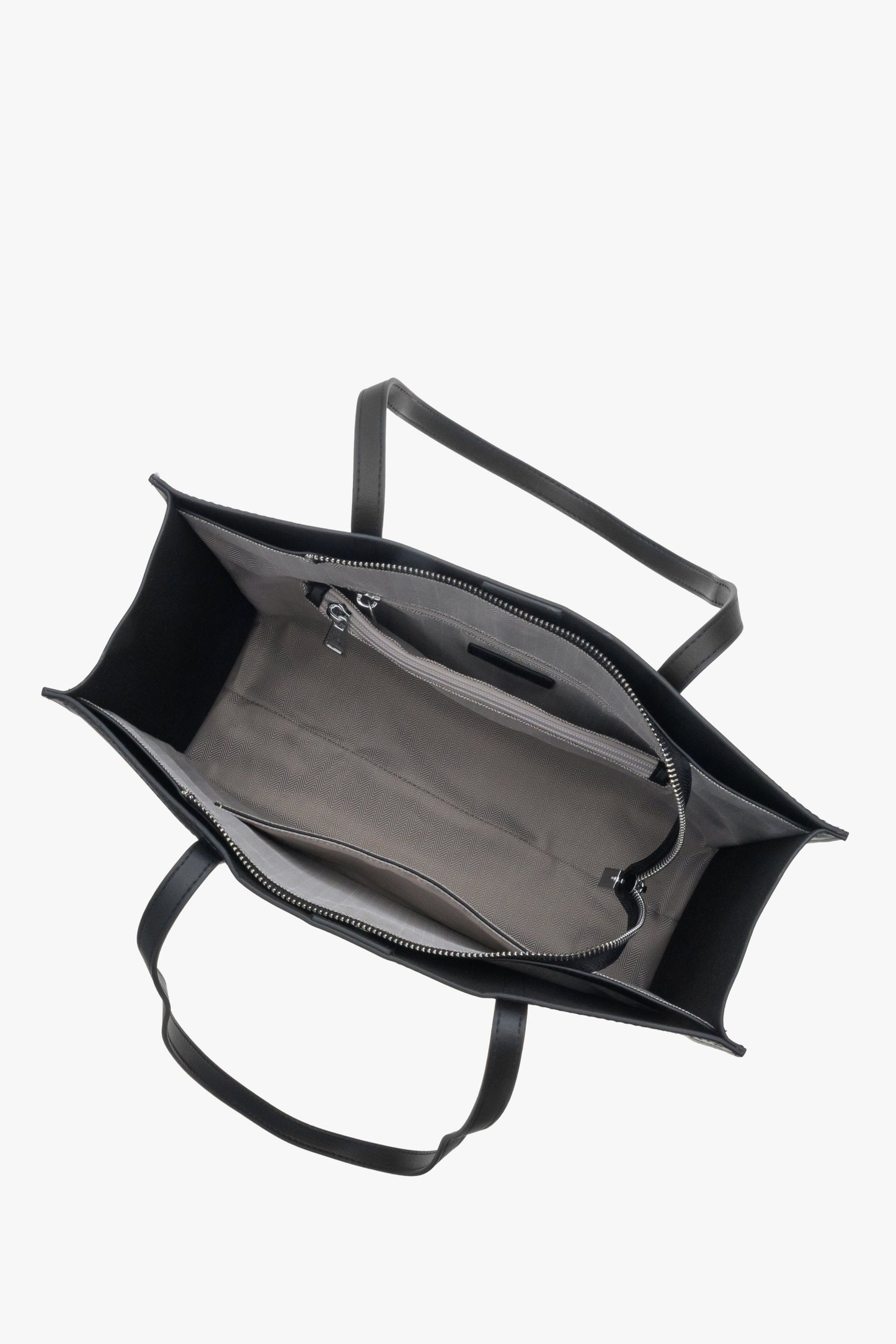 Skórzana, czarna torebka damska typu shopper marki Estro - zbliżenie na wnętrze.