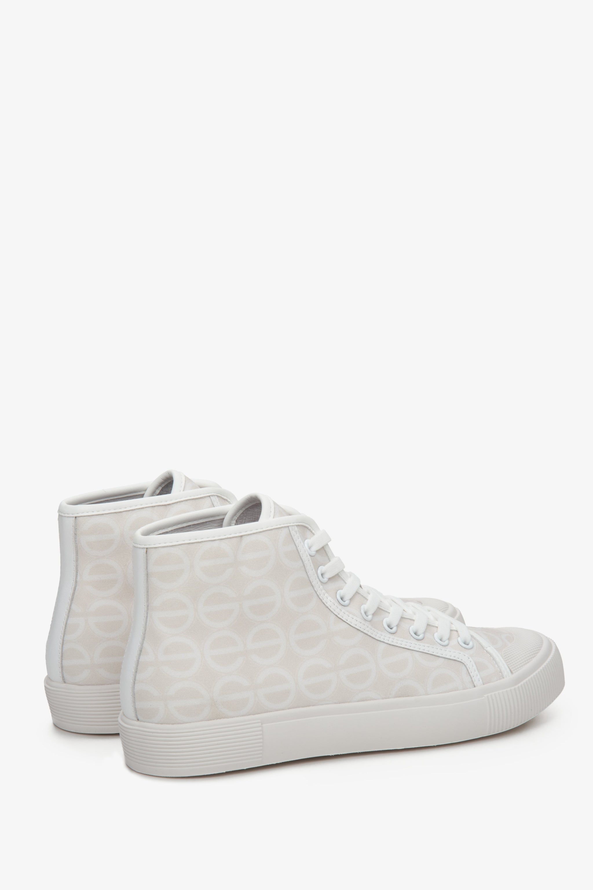 Trampki damskie wysokie Estro z materiały tekstylnego z beżowo-białym nadrukiem.