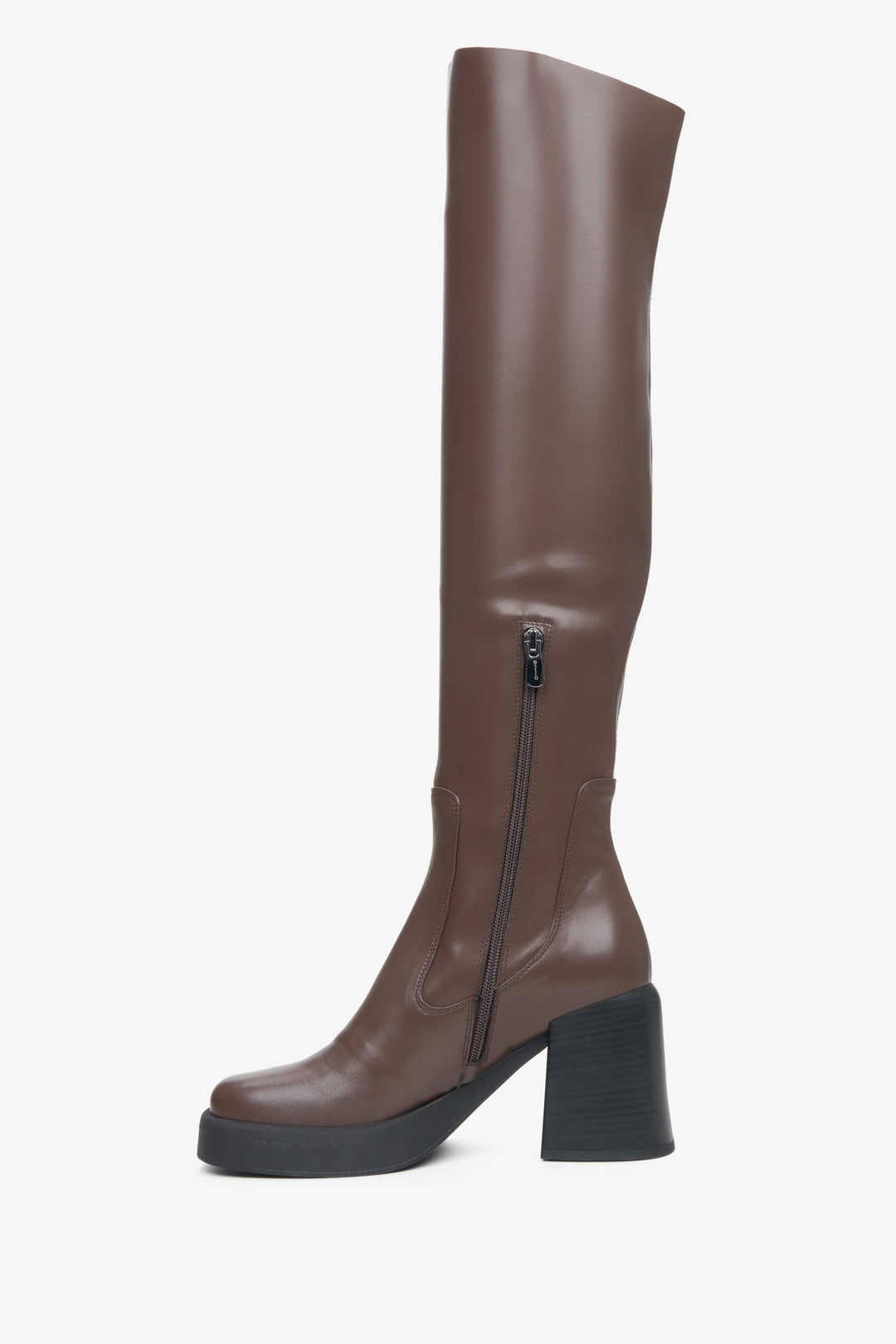 Damskie, ciemnobrązowe kozaki Estro z elastyczną cholewą nad kolano - profil buta.