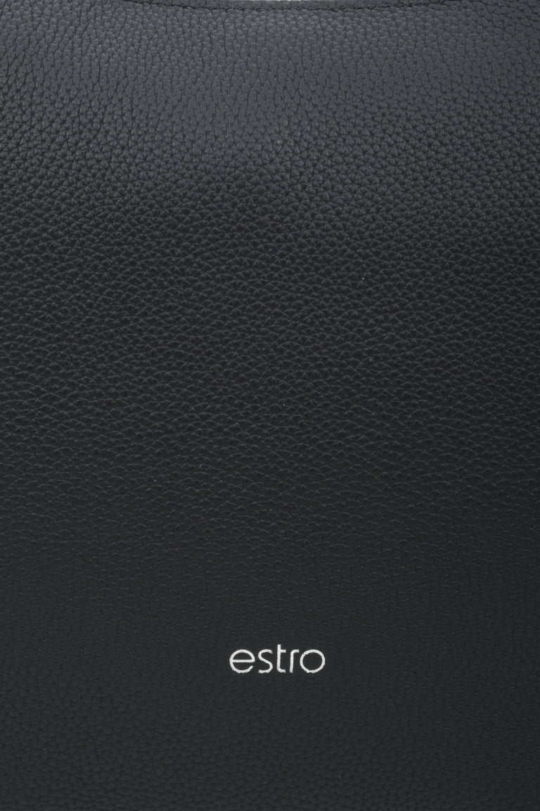 Damska torebka ze skóry naturalnej typu półksiężyc czarna Estro - zbliżenie na detale.