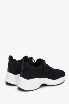 Czarne, wygodne sneakersy damskie z siateczki na lato Estro - prezentacja zapiętka i przyszwy bocznej butów.