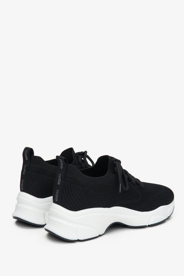 Czarne, wygodne sneakersy damskie z siateczki na lato Estro - prezentacja zapiętka i przyszwy bocznej butów.