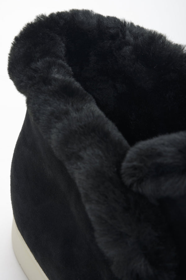 Mokasyny damskie na zimę z weluru naturalnego z futrem w kolorze czarnym Estro - zbliżenie na detale.