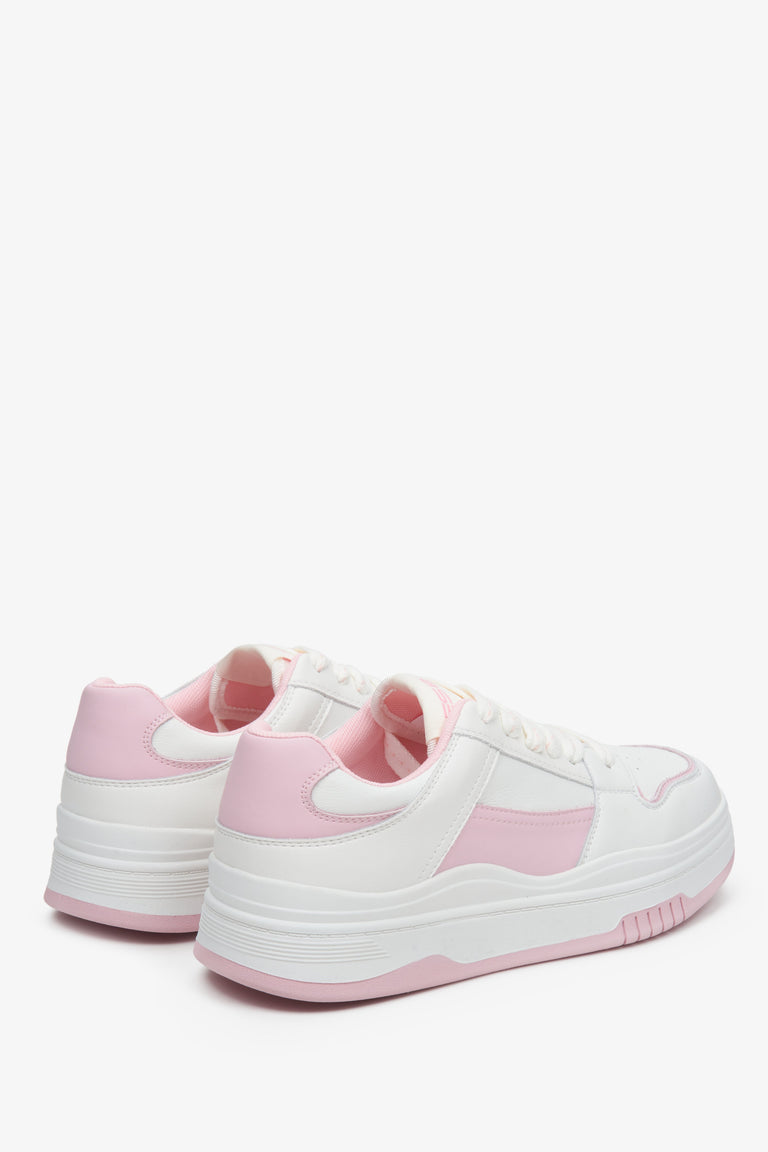 Sportowe, biało-różowe trampki damskie ES 8 ze sznurowaniem - zbliżenie na tył buta i zapiętek.
