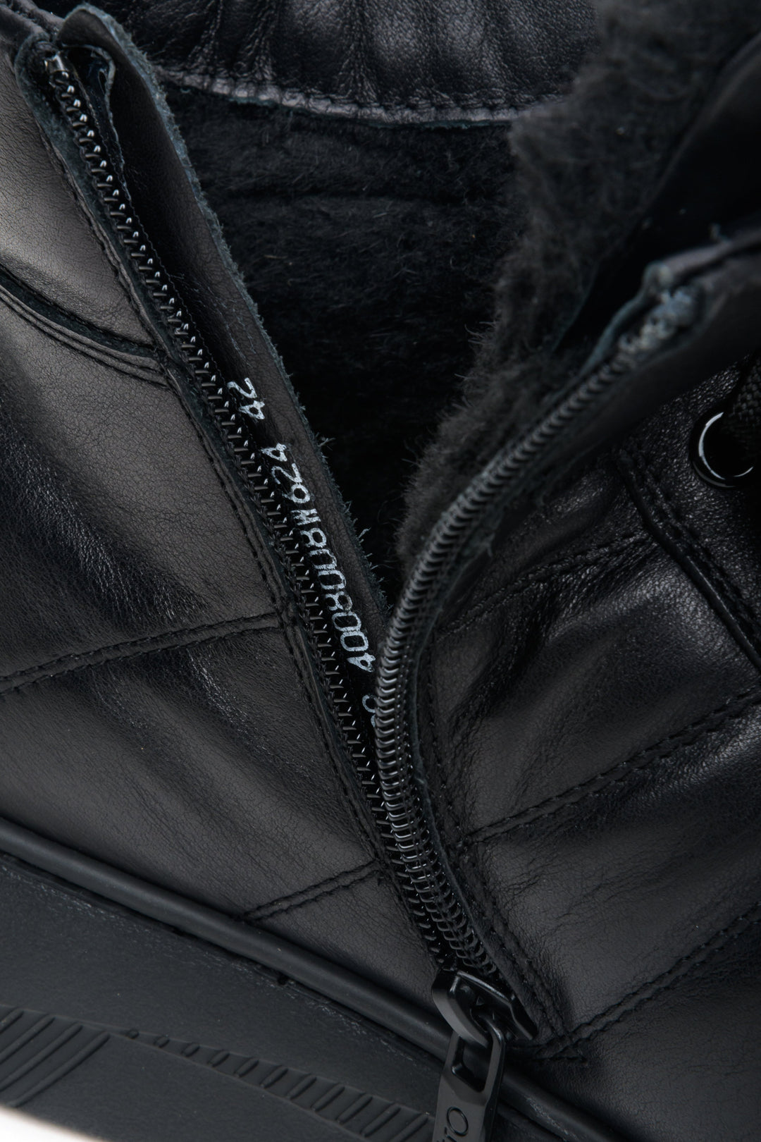 Czarne, skórzane trampki męskie na zimę - zbliżenie do wnętrza modelu.