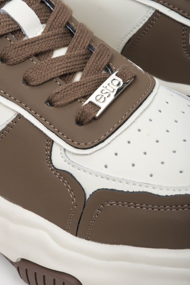 Damskie, skórzane sneakersy brązowo-białe marki Estro - zbliżenie na detale.