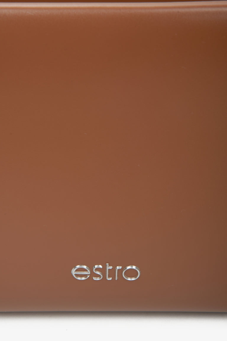 Skórzana torebka damska w kolorze brązowym Estro - zbliżenie na detale.