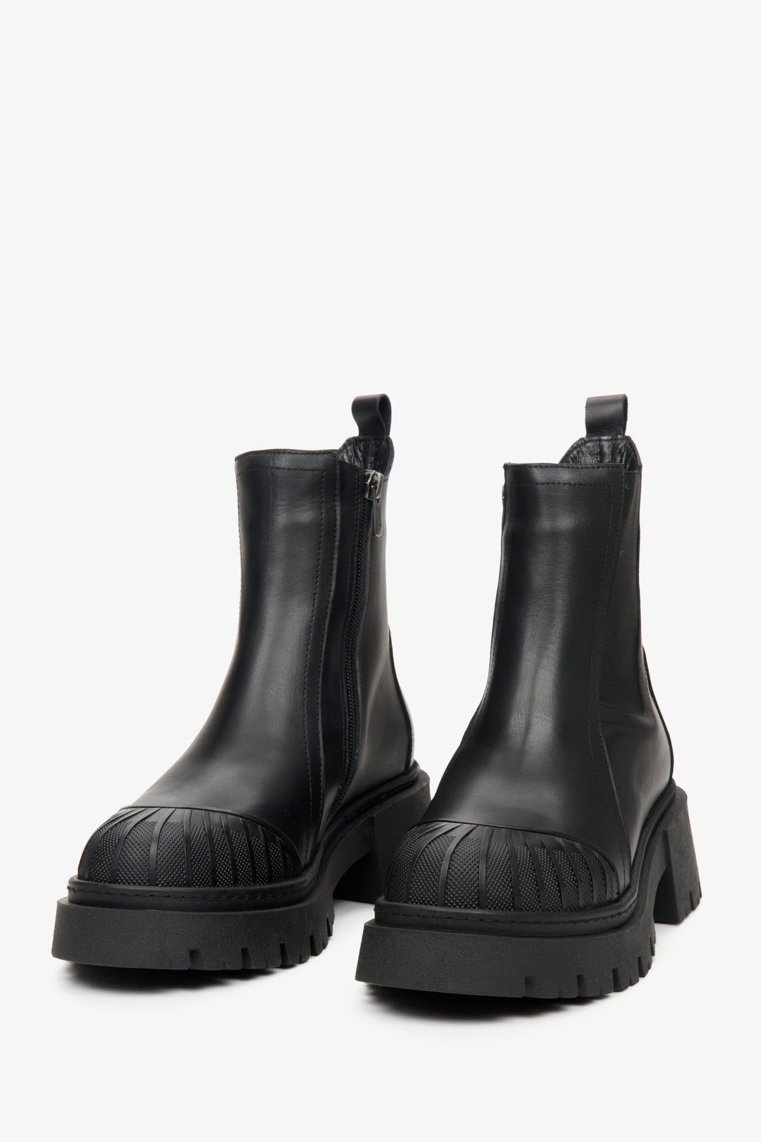 Workery damskie czarne ze skóry naturalnej Estro w kolorze czarnym - zbliżenie na linię palców butów.