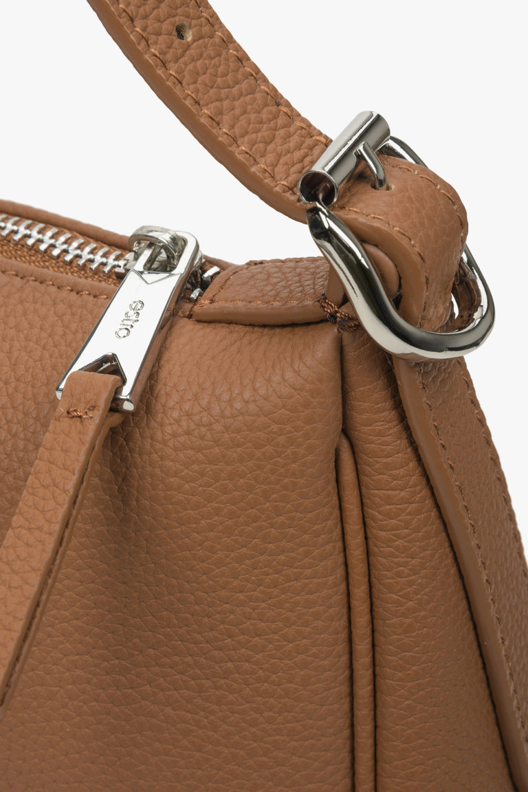 Skórzana torebka na ramię w kolorze brązowym - zbliżenie na detale.