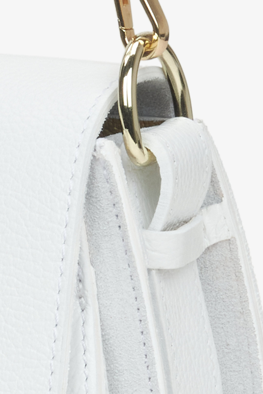Biała skórzana torebka damska Estro w kształcie podkowy - zbliżenie na detal.