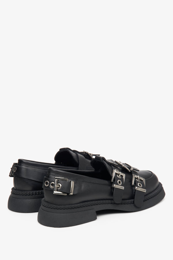 Damskie skórzane mokasyny w kolorze czarnym z klamrami Estro - zbliżenie na zapiętek i linię boczną buta.