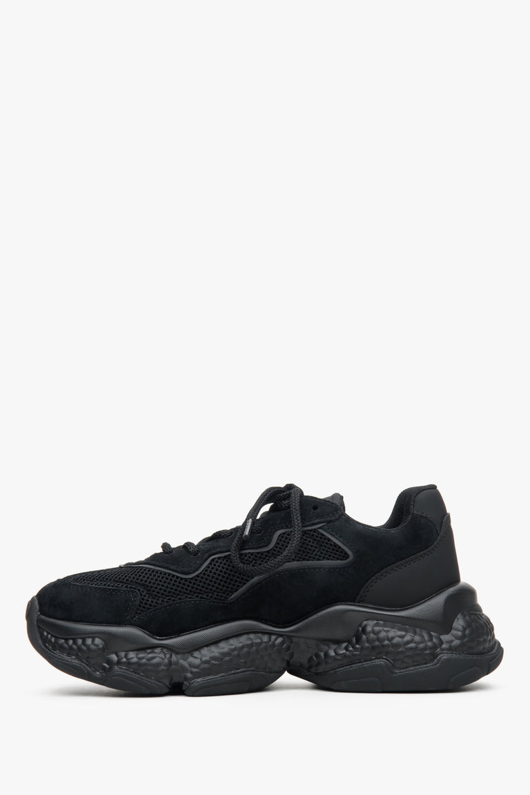 Zamszowo-tekstylne sneakersy damskie w kolorze czarnym ze sznurowaniem na grubej podeszwie - profil buta.