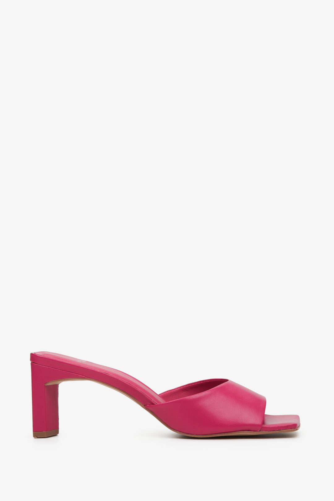 Skórzane klapki damskie na stabilnym słupku w kolorze różowym marki Estro - profil buta.