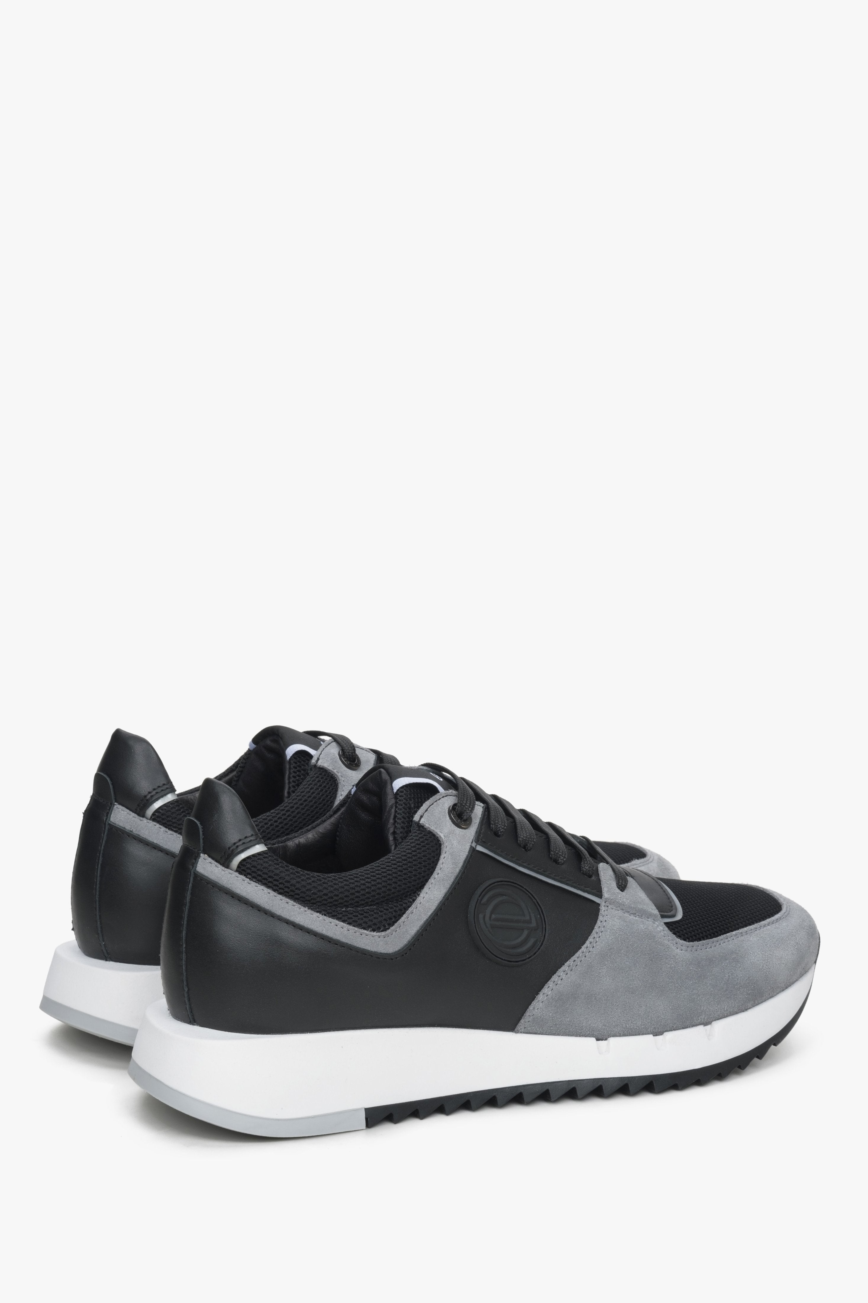 Czarno-szare welurowo-skórzane sneakersy męskie Estro - zbliżenie na zapiętek i linię boczną buytów.