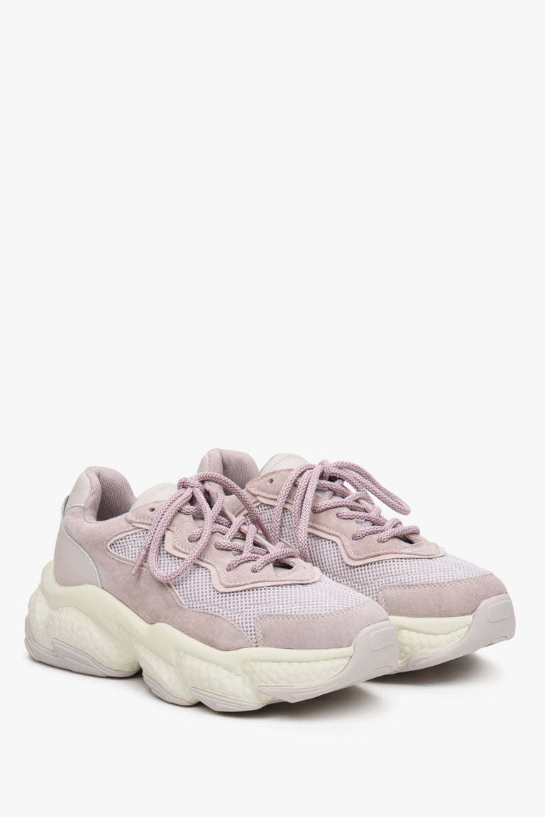 Sneakersy damskie na grubej podeszwie ES 8 z łączonych materiałów ze sznurowaniem - zbliżenie na czubek butów w kolorze jasnofioletowym.