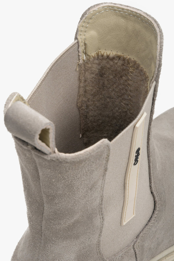 Damskie botki zamszowe Estro w kolorze szarym - zbliżenie na miękki wsad buta.