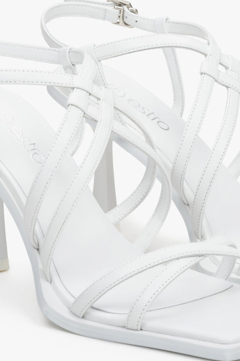 Skórzane, białe sandały damskie z cienkich pasków na szpilce Estro - zbliżenie na detale.