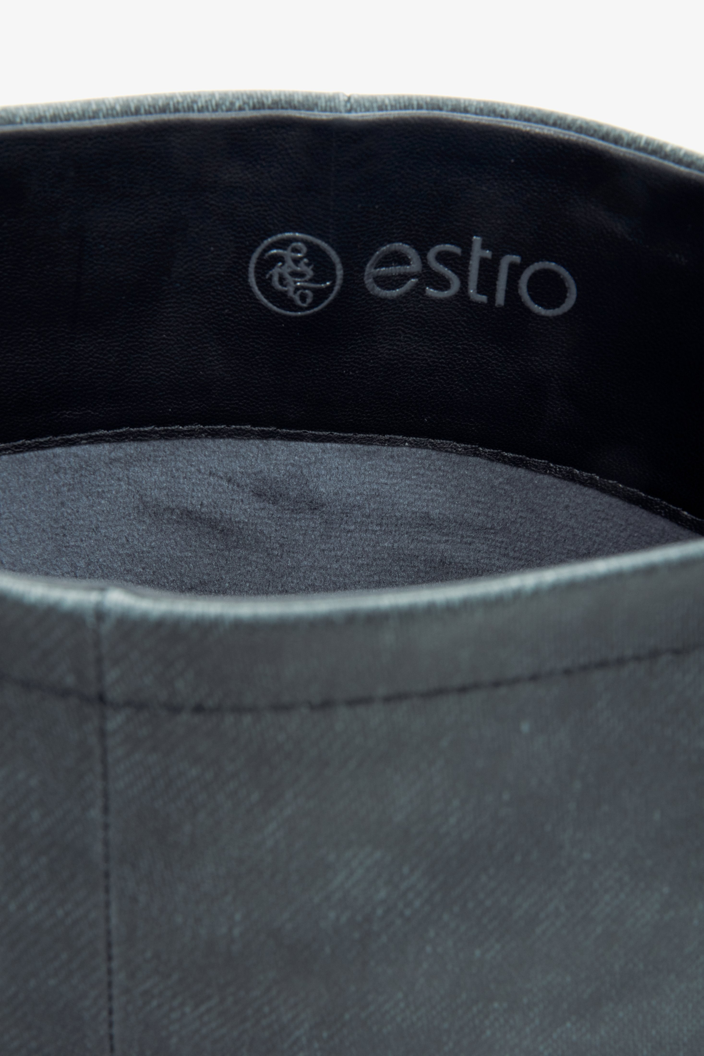 Wysokie kozaki damskie Estro w kolorze szarym z szeroką cholewą - zbliżenie na detal.