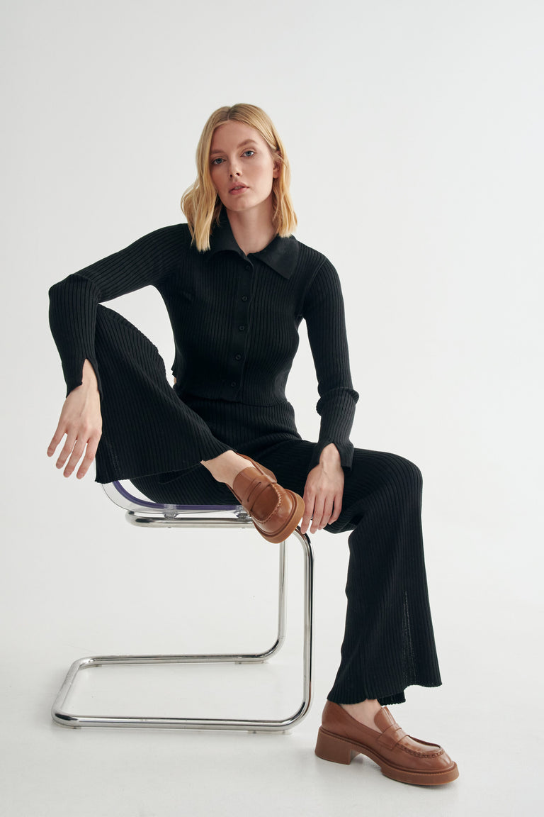 Damskie mokasyny ze skóry naturalnej marki Estro - prezentacja na modelce.