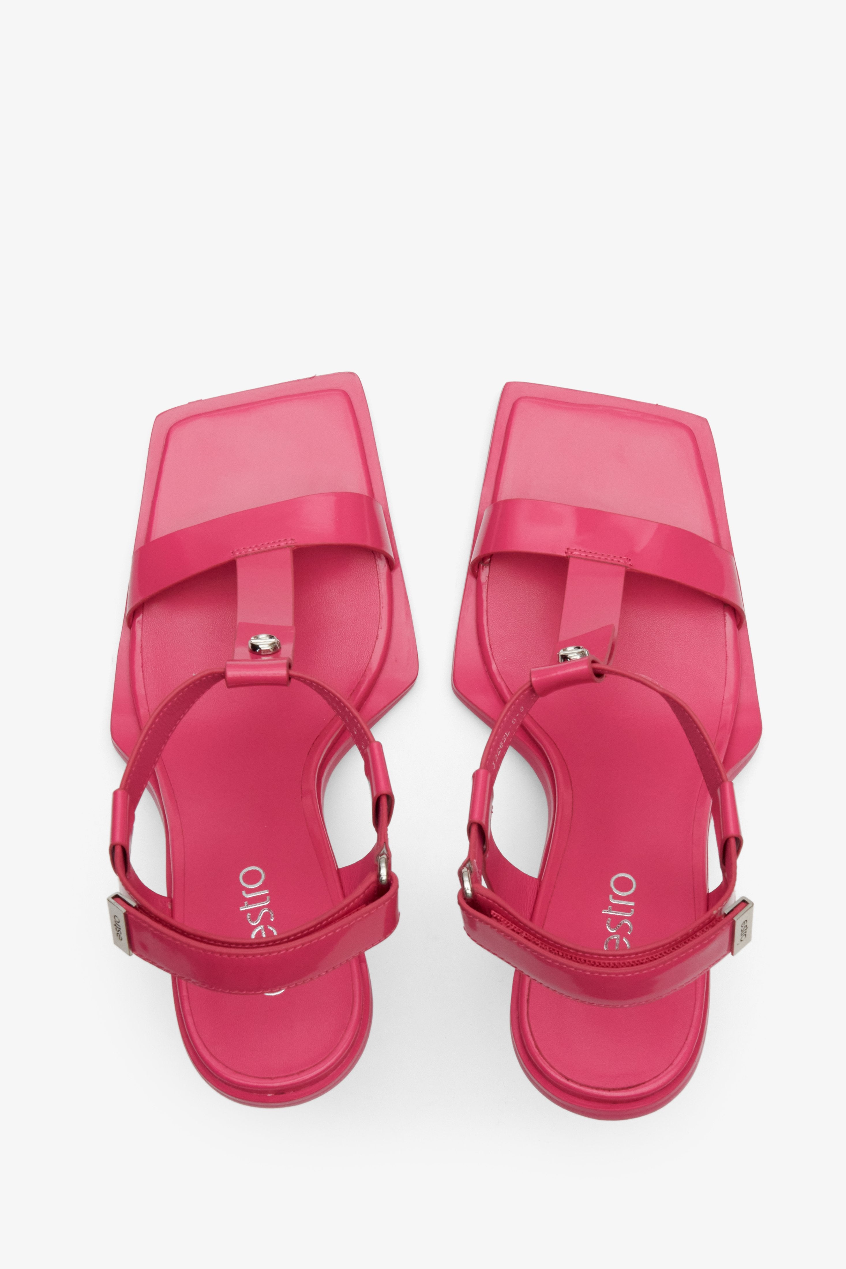 Sandałki damskie z otwartą linią palców na szpilce w kolorze różowym - prezentacja modelu z góry.