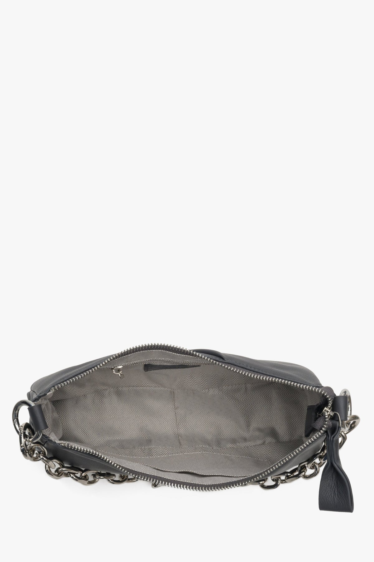 Mała, poręczna torebka damska na ramię w kolorze szarym ze skóry naturalnej marki Estro - zbliżenie na wnętrze modelu.