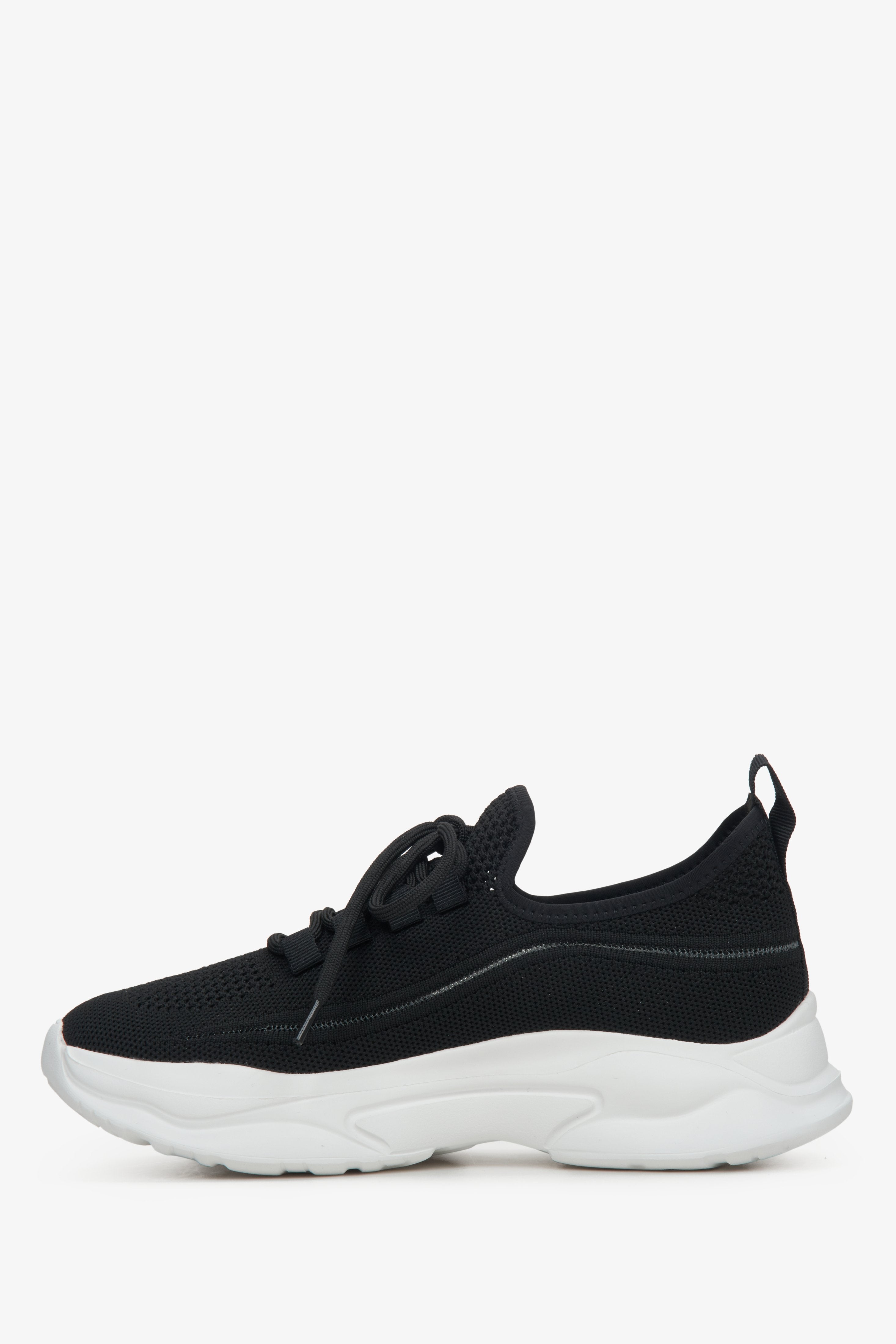 Czarne niskie sneakersy damskie Estro na elastycznej podeszwie z siateczki.